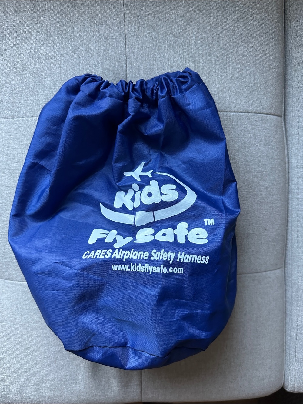Kids FlySafe Airplane Safety Harness with Navy Blue Carry Bag